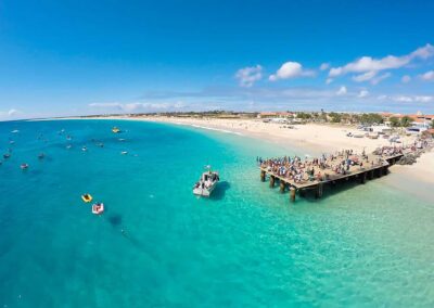 Praia paradisíaca com barcos coloridos pontao de santa maria ilha do sal cabo verde taruga sal tours