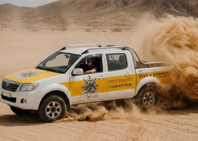 Passeio offroad pickup de carrinha 4x4 com a Taruga Sal tours pela ilha do Sal em cabo verde